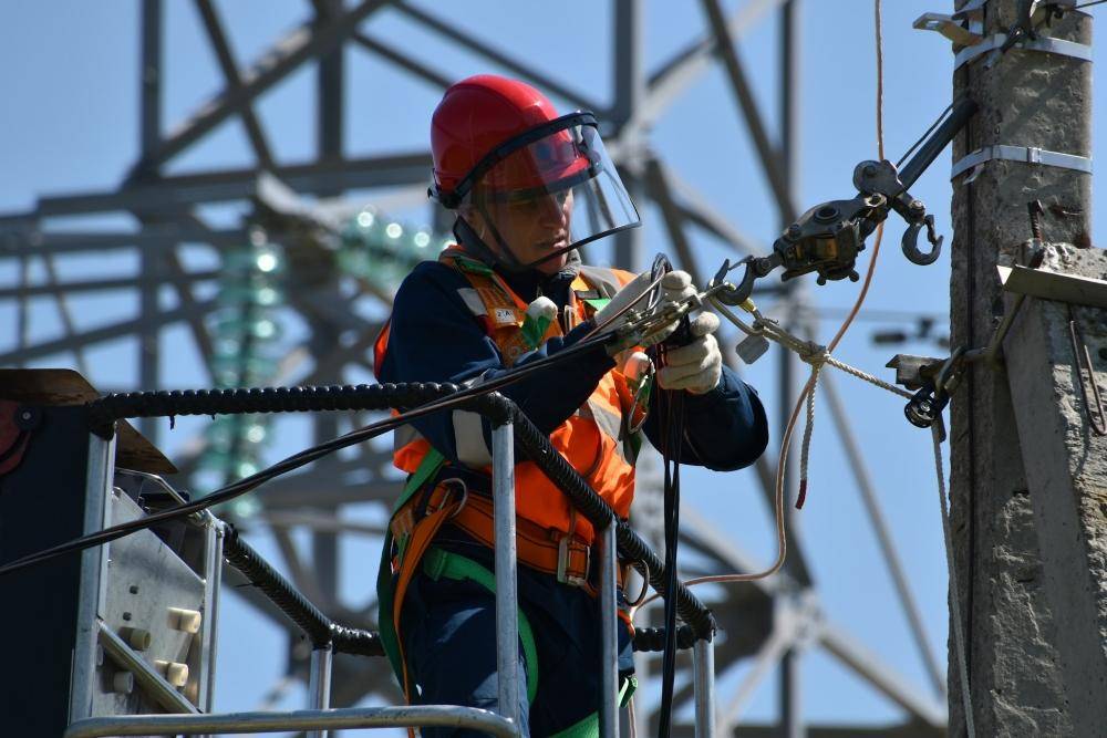 What is a commercial electrician, and what are their main responsibilities?